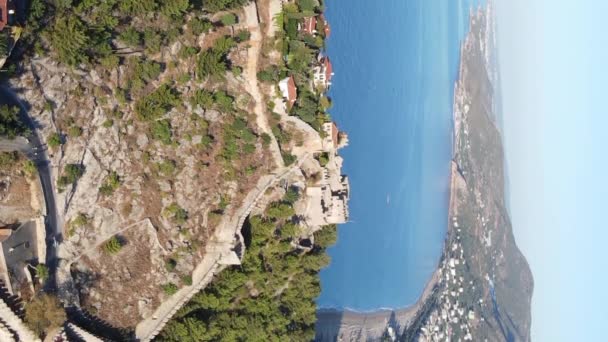 Vídeo vertical Alanya, Turquía - una ciudad turística a orillas del mar. Vista aérea — Vídeos de Stock