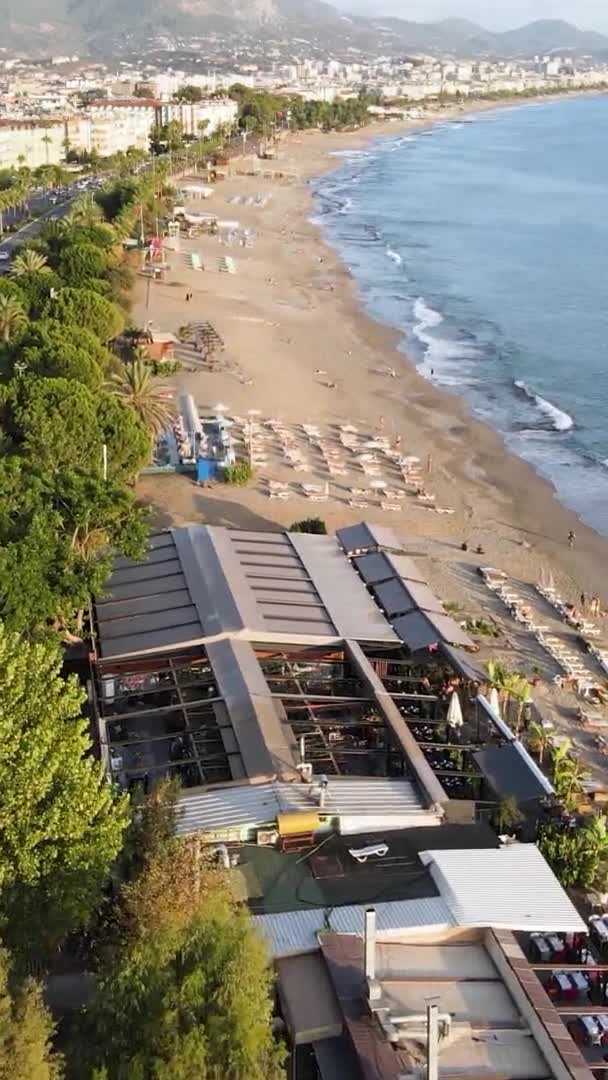 Vertikales Video Alanya, Türkei - ein Ferienort am Meer. Luftaufnahme — Stockvideo