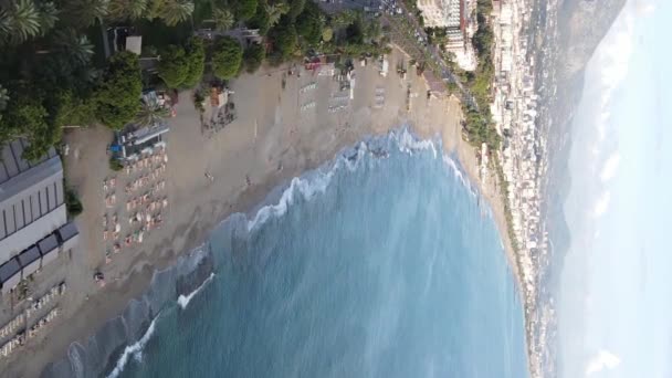 Vertikal video Alanya, Turkiet - en semesterort vid stranden. Flygbild — Stockvideo