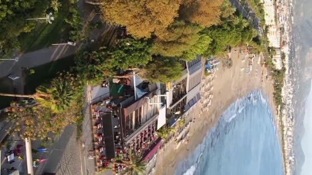 Dikey video Alanya, Türkiye - deniz kıyısında bir tatil köyü. Hava görünümü — Stok video