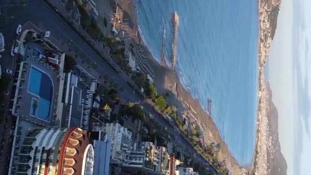 Vídeo vertical Alanya, Turquía - una ciudad turística a orillas del mar. Vista aérea — Vídeo de stock