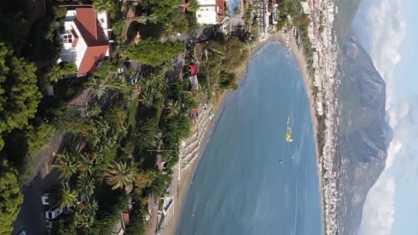 垂直ビデオAlanya,トルコ-海岸沿いのリゾートタウン。空中風景 — ストック動画