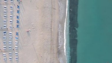 Sahildeki tatil köyünde dikey video sahili. Türkiye.