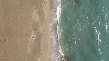 Sahildeki tatil köyünde dikey video sahili. Türkiye.