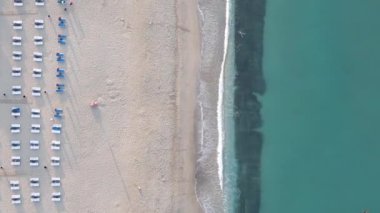 Sahildeki tatil köyünde dikey video sahili. Türkiye.