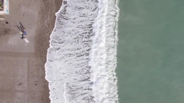 Függőleges videó strand a tengerparti üdülővárosban. Törökország. — Stock videók
