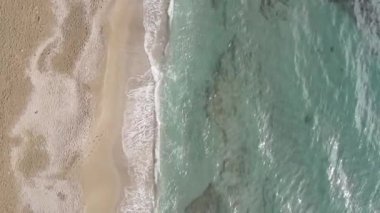 Sahildeki tatil köyünde dikey video sahili. Türkiye.