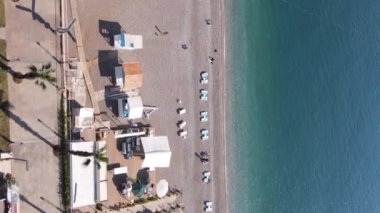 Sahildeki tatil köyünde dikey video sahili. Türkiye.