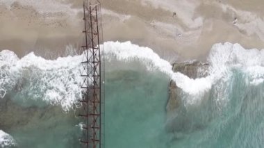 Sahildeki tatil köyünde dikey video sahili. Türkiye.