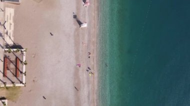 Sahildeki tatil köyünde dikey video sahili. Türkiye.