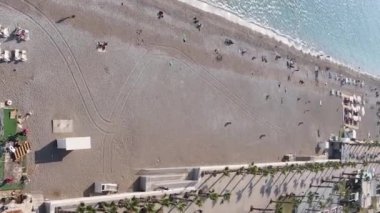 Sahildeki tatil köyünde dikey video sahili. Türkiye.
