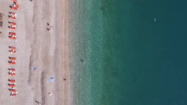 Sahildeki tatil köyünde dikey video sahili. Türkiye.