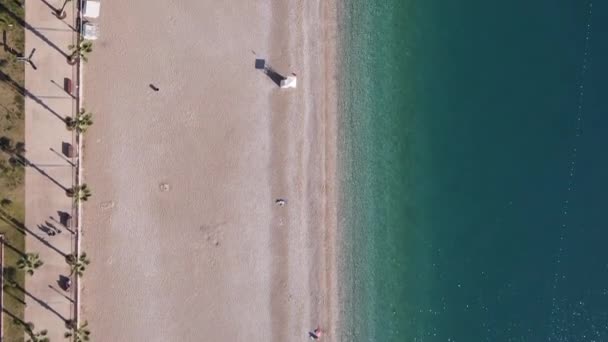 Praia de vídeo vertical na cidade balnear resort. Turquia. — Vídeo de Stock