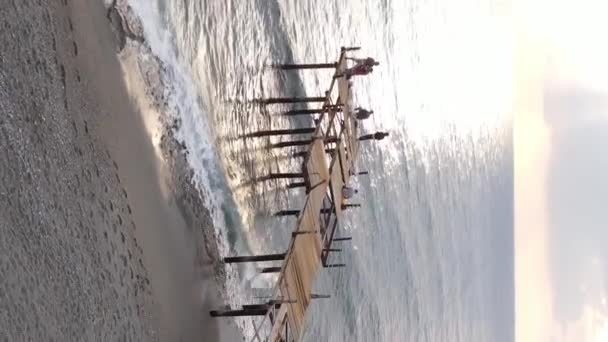 Plage vidéo verticale à la station balnéaire. Turquie. — Video