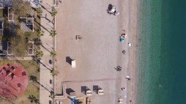 Sahildeki tatil köyünde dikey video sahili. Türkiye.