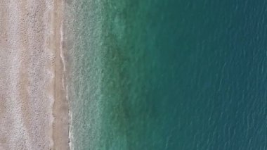 Sahildeki tatil köyünde dikey video sahili. Türkiye.