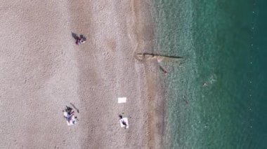 Sahildeki tatil köyünde dikey video sahili. Türkiye.