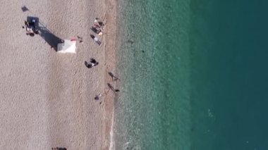 Sahildeki tatil köyünde dikey video sahili. Türkiye.