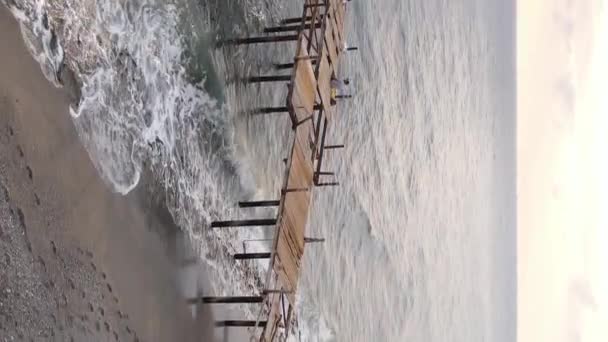 海辺のリゾートタウンで垂直ビデオビーチ。トルコ. — ストック動画