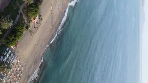 Verticaal videostrand bij de badplaats. Turkije. — Stockvideo