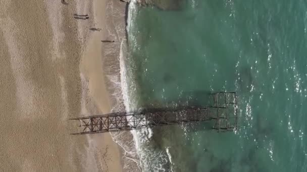 Vertikal videosstrand ved feriebyen ved kysten. Tyrkia. – stockvideo