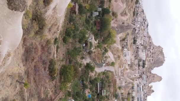 Video vertical Vista aérea del paisaje de Capadocia. Pavo. Parque Nacional Goreme — Vídeos de Stock