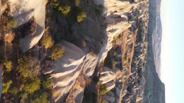 Dikey video Cappadocia manzara havası. Hindi. Goreme Ulusal Parkı