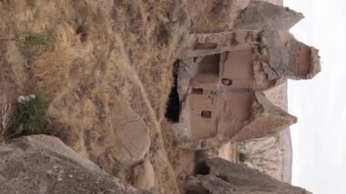 Dikey video Cappadocia manzara havası. Hindi. Goreme Ulusal Parkı