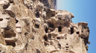 Dikey video Cappadocia manzara havası. Hindi. Goreme Ulusal Parkı