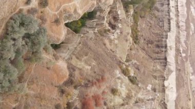 Dikey video Cappadocia manzara havası. Hindi. Goreme Ulusal Parkı