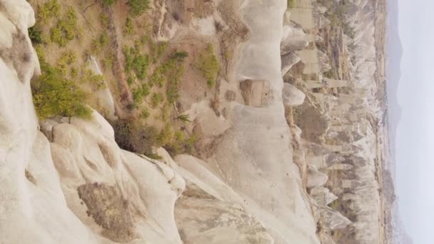 Függőleges videó Cappadocia táj légi felvétel. Törökország. Goreme Nemzeti Park