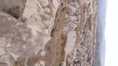 Dikey video Cappadocia manzara havası. Hindi. Goreme Ulusal Parkı