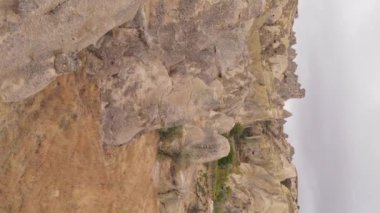 Dikey video Cappadocia manzara havası. Hindi. Goreme Ulusal Parkı