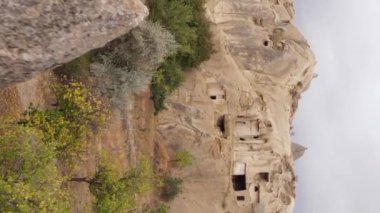 Dikey video Cappadocia manzara havası. Hindi. Goreme Ulusal Parkı