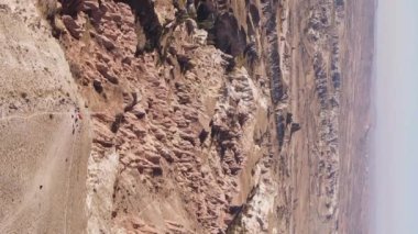 Dikey video Cappadocia manzara havası. Hindi. Goreme Ulusal Parkı