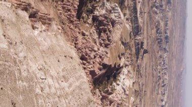 Dikey video Cappadocia manzara havası. Hindi. Goreme Ulusal Parkı