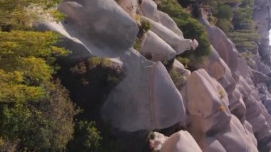 Dikey video Cappadocia manzara havası. Hindi. Goreme Ulusal Parkı