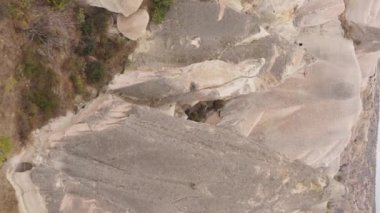 Dikey video Cappadocia manzara havası. Hindi. Goreme Ulusal Parkı