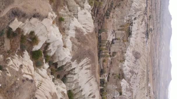 Dikey video Cappadocia manzara havası. Hindi. Goreme Ulusal Parkı — Stok video