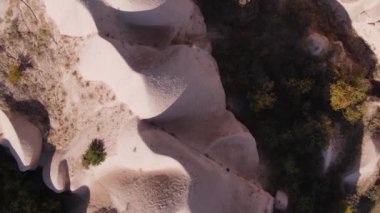 Dikey video Cappadocia manzara havası. Hindi. Goreme Ulusal Parkı