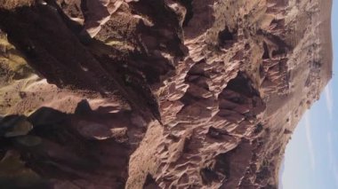 Dikey video Cappadocia manzara havası. Hindi. Goreme Ulusal Parkı