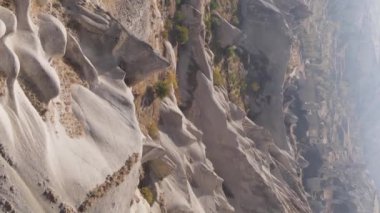 Dikey video Cappadocia manzara havası. Hindi. Goreme Ulusal Parkı
