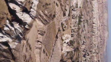 Dikey video Cappadocia manzara havası. Hindi. Goreme Ulusal Parkı