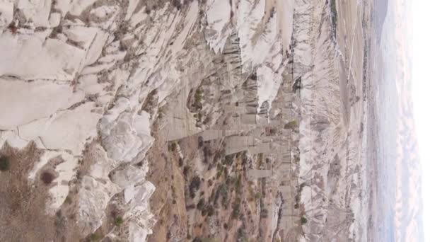 Verticale video Cappadocië landschap luchtfoto. Turkije. Nationaal park Goreme — Stockvideo