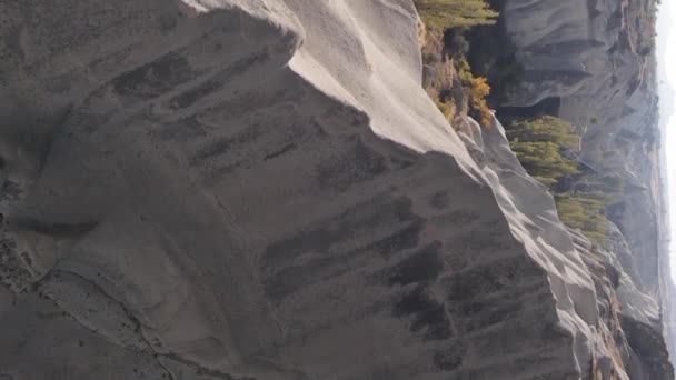 Вертикальное видео Каппадокия пейзажный вид с воздуха. Индейка Гореме — стоковое видео