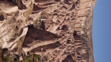 Dikey video Cappadocia manzara havası. Hindi. Goreme Ulusal Parkı