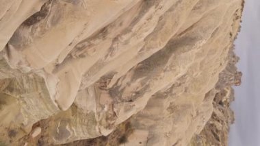 Dikey video Cappadocia manzara havası. Hindi. Goreme Ulusal Parkı