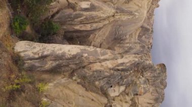 Dikey video Cappadocia manzara havası. Hindi. Goreme Ulusal Parkı