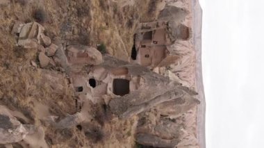 Dikey video Cappadocia manzara havası. Hindi. Goreme Ulusal Parkı
