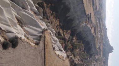 Dikey video Cappadocia manzara havası. Hindi. Goreme Ulusal Parkı